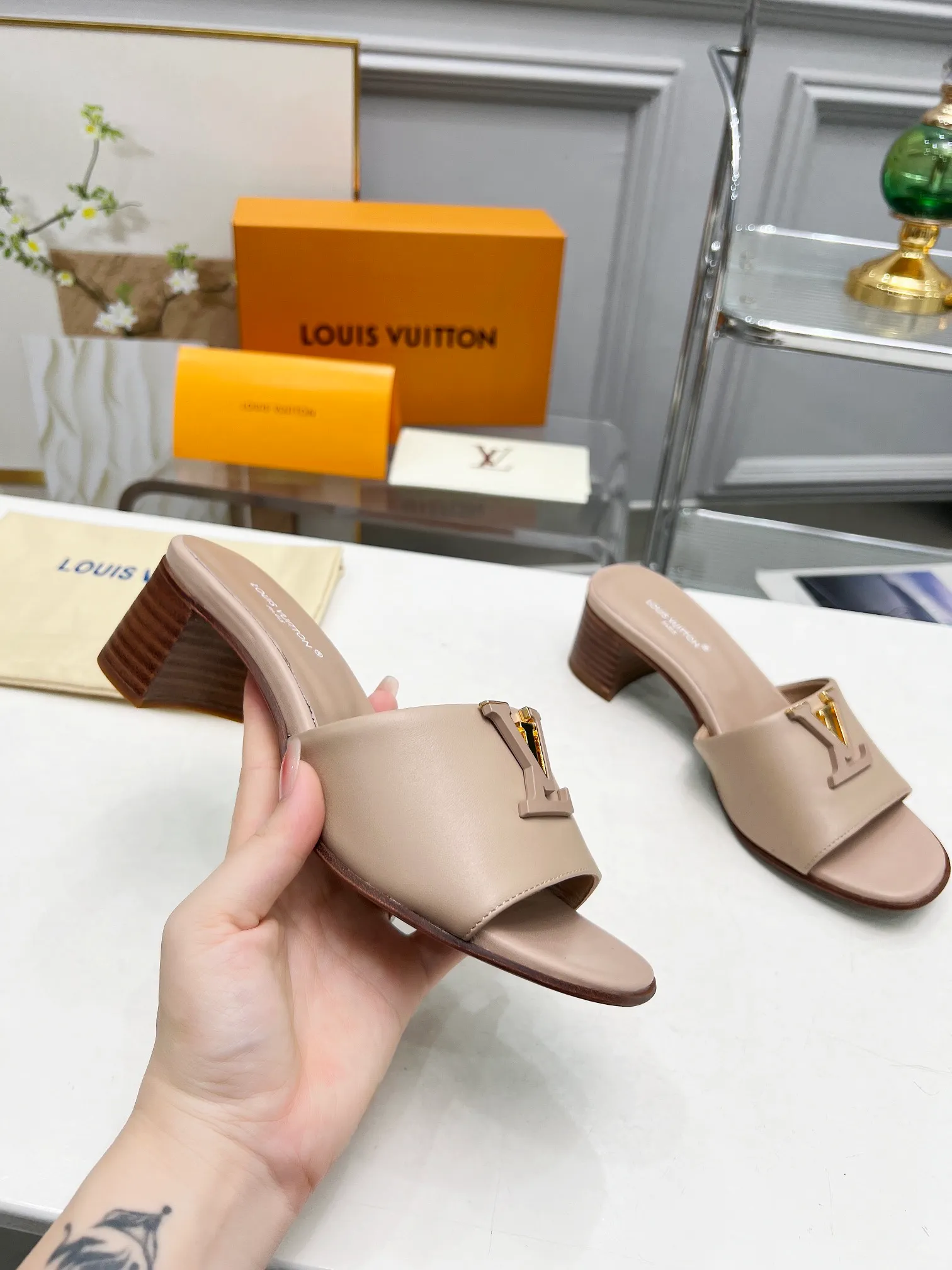 👟👟Ex-factory price 460👟👟Louis Vuitton/Louis Vuitton women's new sandals LV SUNSET COMFORT flat sandals are made of exquisite cowhide and sheepskin lining, the uppers show handicrafts, and are matched with genuine leather soles*@wearing experience. LV logo hardware buckle on upper, size 35-42